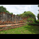 Reste des Vihara und eines großen Chedi im Wat Nakorn Kosa